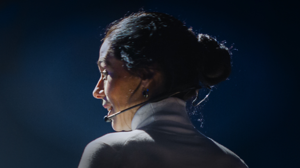 woman speaking on headset インターコム
